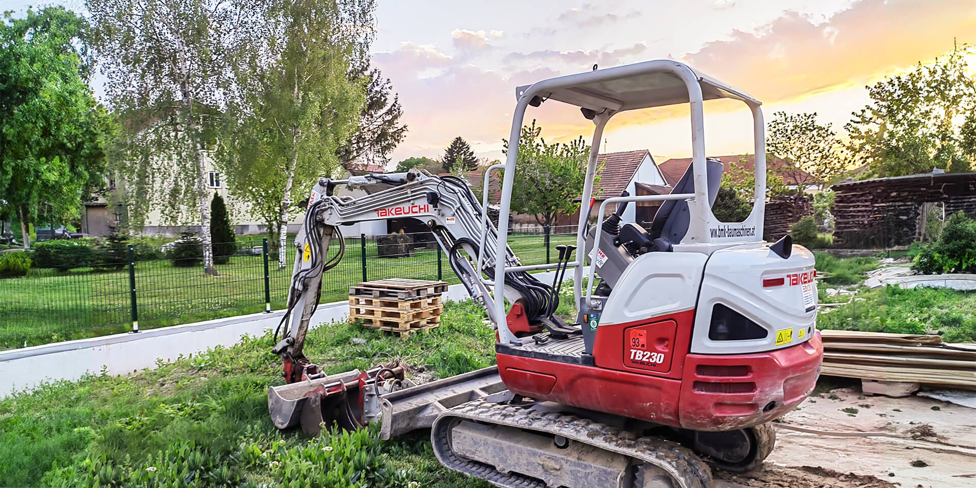 Moderner Takeuchi Minibagger im Einsatz bei BMK Baumaschinen Services in Wien und Niederösterreich, vor einer grünen Landschaft im Sonnenuntergang